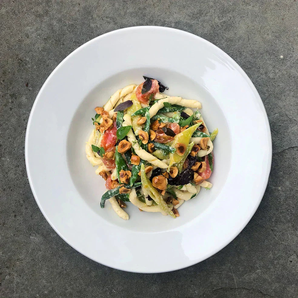 Fusilli – Bunte Bohnen, Tomaten, Joghurt, Zitrone, Haselnüsse
